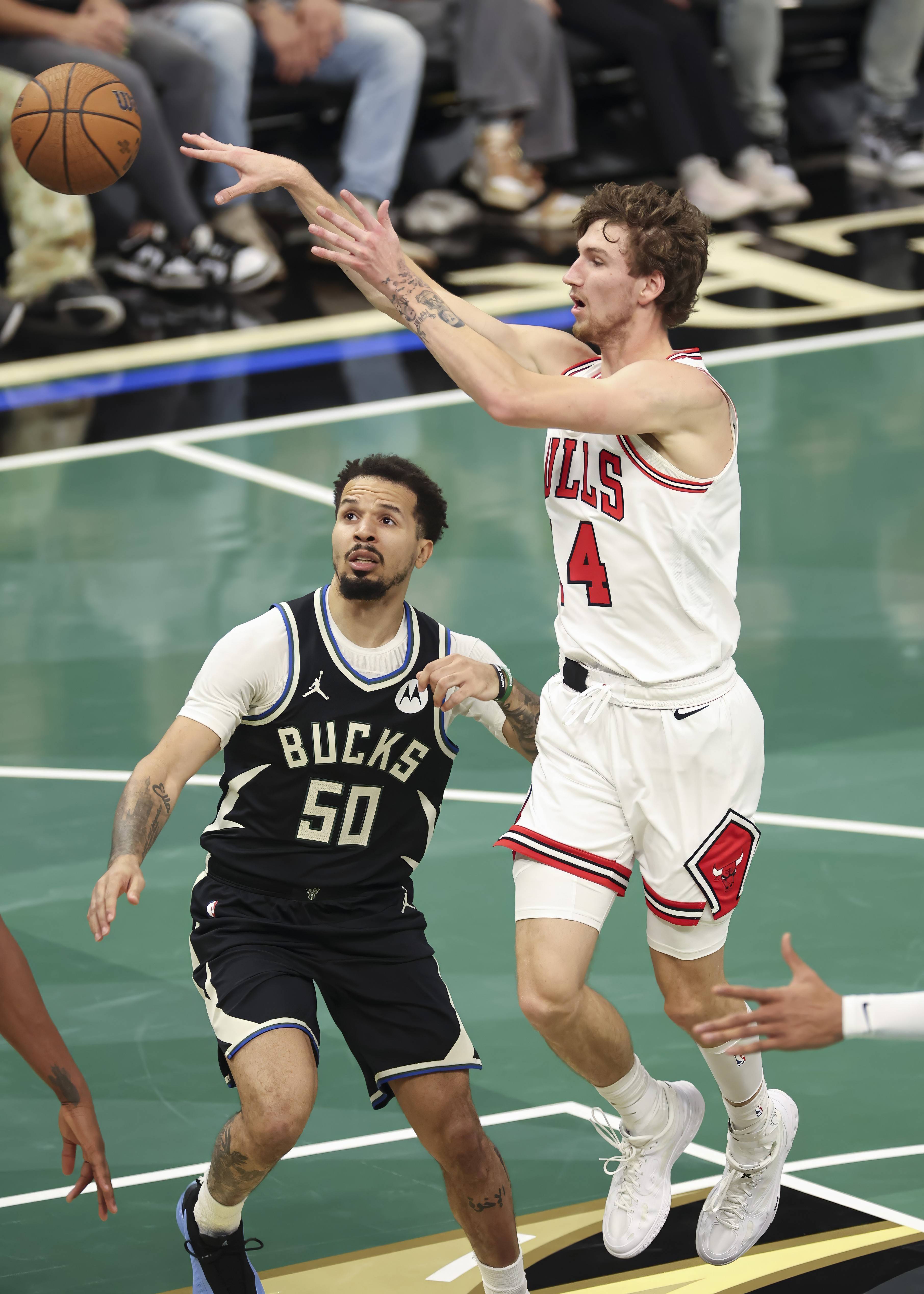 爱游戏官网-关于密尔沃基雄鹿训练开放日，今夜状态回暖引欢呼，NBA常规赛在即，高层口径保持一致的信息